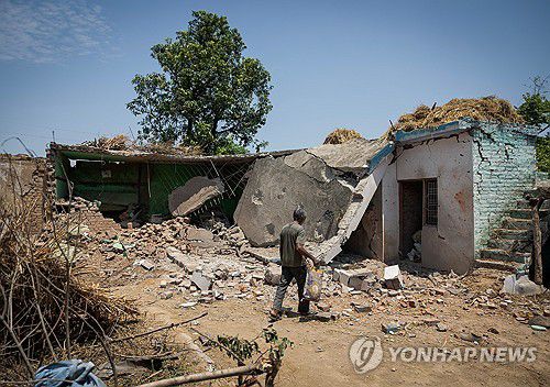 인도-파키스탄 충돌로 파괴된 카슈미르 마을[로이터 연합뉴스 자료사진. 재배포 및 판매 금지]