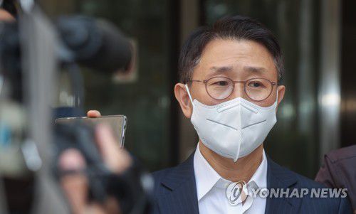 취재진 질문에 답하는 김형준 전 부장검사(서울=연합뉴스) 임화영 기자 = 뇌물수수 혐의로 고위공직자범죄수사처(공수처)가 출범 후 처음 기소한 김형준 전 부장검사가 9일 오전 서울 서초구 중앙지법에서 열린 1심 선고를 마친 뒤 취재진의 질문에 답하고 있다. 2022.11.9 [공동취재] hwayoung7@yna.co.kr