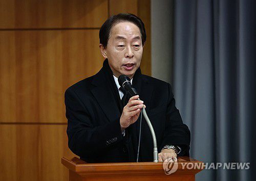 고 손명순 여사, 환송예배(서울=연합뉴스) 윤동진 기자 = 11일 오전 종로구 서울대병원 장례식장에서 진행된 김영삼(YS) 전 대통령의 부인 고(故) 손명순 여사의 환송예배에서 김현철 김영삼대통령기념재단 이사장이 가족인사를 하고 있다. 2024.3.11 mon@yna.co.kr