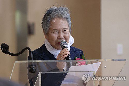 마이크 잡은 박정자(서울=연합뉴스) 강민지 기자 = 배우 박정자가 13일 오후 서울 중구 국립극장에서 열린 연극인 故 김동원 흉상 제막식에서 김동원 약력 및 상훈보고를 하고 있다.   2024.5.13 mjkang@yna.co.kr