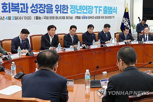 민주당 '정년연장 태스크포스' 출범(서울=연합뉴스) 김주성 기자 = 지난달 2일 서울 여의도 국회에서 열린 더불어민주당 '회복과 성장을 위한 정년연장 태스크포스(TF)' 출범식. 2025.5.13 utzza@yna.co.kr