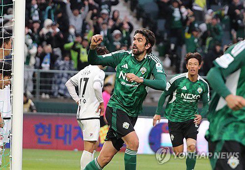 콤파뇨, 팬들 향해 환호(전주=연합뉴스) 나보배 기자 = 13일 전북 전주월드컵경기장에서 열린 하나은행 K리그1 2025 전북 현대와 제주 SK의 경기. 후반전에서 전북 콤파뇨가 골을 넣은 뒤 팬들을 바라보며 기뻐하고 있다. 2025.4.13 warm@yna.co.kr