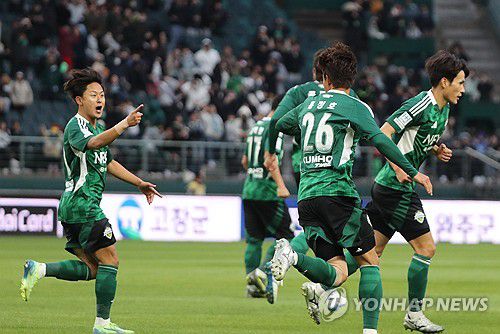 기뻐하는 이승우(전주=연합뉴스) 나보배 기자 = 13일 전북 전주월드컵경기장에서 열린 하나은행 K리그1 2025 전북 현대와 제주 SK의 경기. 후반전에서 전북 콤파뇨가 동점 골을 넣은 뒤 이승우가 기뻐하고 있다. 2025.4.13 warm@yna.co.kr