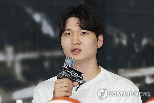 출사표 던지는 안영준(서울=연합뉴스) 김성민 기자 = 서울 SK 나이츠 안영준이 1일 서울 강남구 KBL센터에서 열린 '2024-2025 KCC 프로농구 챔피언결정전 미디어데이'에서 출사표를 밝히고 있다. 2025.5.1 ksm7976@yna.co.kr