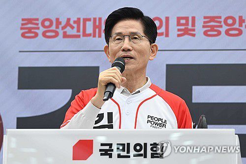 발언하는 김문수 후보(서울=연합뉴스) 류영석 기자 = 국민의힘 김문수 대선 후보가 12일 서울 영등포구 여의도 국민의힘 중앙당사에서 열린 중앙선대위 임명장 수여식에서 발언하고 있다. 2025.5.12 [공동취재] ondol@yna.co.kr