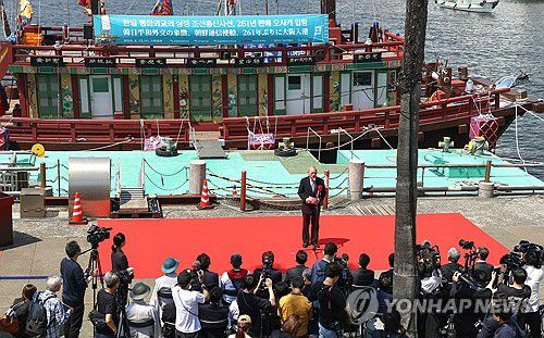 유인촌 장관, 조선통신사선 오사카 입항식 축사(서울=연합뉴스) 유인촌 문화체육관광부 장관이 13일 일본 오사카항에서 열린 조선통신사선 오사카 입항식에서 축사하고 있다. 2025.5.13 [문화체육관광부 제공. 재판매 및 DB 금지] photo@yna.co.kr