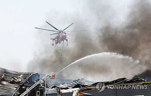 이천 물류센터 화재 진화작업 하는 소방헬기(이천=연합뉴스) 홍기원 기자 = 13일 경기도 이천시 부발읍 소재 대형 물류센터에서 불이 나 소방헬기가 진화작업을 하고 있다. 2025.5.13 xanadu@yna.co.kr