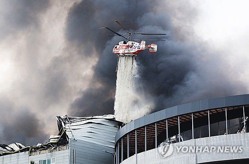 이천 물류센터 화재 진화작업 하는 소방헬기(이천=연합뉴스) 홍기원 기자 = 13일 경기도 이천시 부발읍 소재 대형 물류센터에서 불이 나 소방헬기가 진화작업을 하고 있다. 2025.5.13 xanadu@yna.co.kr
