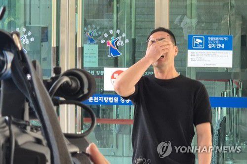 오열하는 강릉 급발진 소송 원고 측(강릉=연합뉴스) 류호준 기자 = 13일 오후 강원 강릉시 난곡동 춘천지법 강릉지원 앞에서 고(故) 이도현 군 아버지 이상훈씨가 재판을 마친 뒤 오열하고 있다.      이날 춘천지법 강릉지원 민사2부(박상준 부장판사)는 도현이 가족 측이 KG모빌리티(이하 KGM·옛 쌍용자동차)를 상대로 제기한 9억2천만원 규모 손해배상 청구 소송에서 원고 패소로 판결했다. 2025.5.13 ryu@yna.co.kr