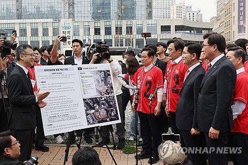 산업은행 이전 관련 현장방문 나선 김문수 후보(부산=연합뉴스) 박동주 기자 = 국민의힘 김문수 대선 후보가 13일 부산국제금융센터(BIFC)에서 산업은행 이전 관련 현장방문에 나서 관계자로부터 설명을 듣고 있다. 2025.5.13 pdj6635@yna.co.kr