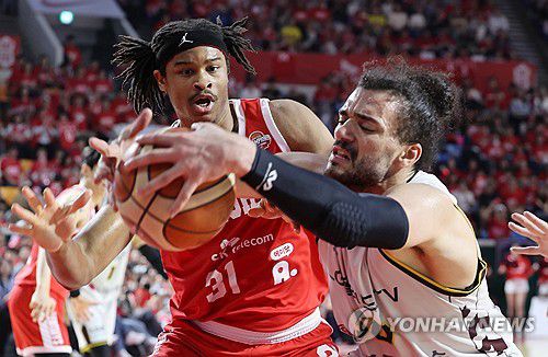 접전(서울=연합뉴스) 서명곤 기자 = 13일 서울 송파구 잠실학생체육관에서 열린 2024-2025 KCC 프로농구 챔피언결정전 5차전 서울 SK와 창원 LG의 경기. 서울 SK 아이재아 힉스와 창원 LG 아셈 마레이가 볼다툼을 벌이고 있다.  2025.5.13 seephoto@yna.co.kr