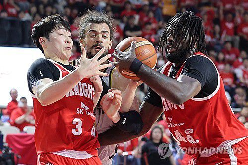 접전(서울=연합뉴스) 서명곤 기자 = 13일 서울 송파구 잠실학생체육관에서 열린 2024-2025 KCC 프로농구 챔피언결정전 5차전 서울 SK와 창원 LG의 경기. 서울 SK 자밀 워니와 창원 LG 아셈 마레이가 볼다툼을 벌이고 있다.  2025.5.13 seephoto@yna.co.kr