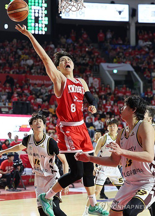 승리를 향해(서울=연합뉴스) 서명곤 기자 = 13일 서울 송파구 잠실학생체육관에서 열린 2024-2025 KCC 프로농구 챔피언결정전 5차전 서울 SK와 창원 LG의 경기. 서울 SK 안영준이 슛을 하고 있다. 2025.5.13 seephoto@yna.co.kr