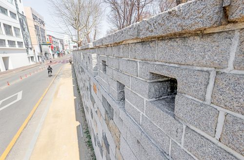 최근 복원된 청주읍성 성곽의 일부 [사진/임헌정 기자]