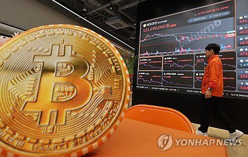 비트코인    (서울=연합뉴스) 서명곤 기자 = 서울 서초구 빗썸라운지 전광판에 비트코인 가격이 표시돼있다. 2025.4.10 seephoto@yna.co.kr