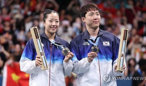 파리 올림픽 혼합복식 동메달을 딴 신유빈(왼쪽)과 임종훈[연합뉴스 자료 사진]