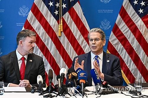 미중 무역합의 결과를 발표하는 미 정부 당국자들(제네바 AFP=연합뉴스) 12일(현지시간) 스위스 제네바에서 미중 무역합의 결과 발표하는 스콧 베선스 미 재무부 장관과 제이미슨 그리어 미 무역대표부(USTR) 대표. 2025.5.12