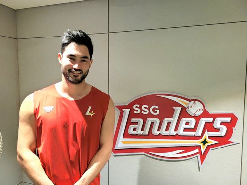 인터뷰하는 화이트(인천=연합뉴스) 유지호 기자 = 한국인 어머니를 둔 SSG 투수 미치 화이트가 13일 인천 SSG랜더스필드에서 연합뉴스와 인터뷰하고 있다.