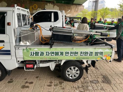 구로구, 해충 방역과 러브버그 대응 강화보건소 방역반과 새마을자율방역단이 방역 활동에 앞서 교육하고 있다. [구로구 제공. 재판매 및 DB 금지]