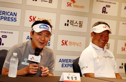 웃으면서 답변하는 박상현박상현이 14일 제주 서귀포 핀크스 골프클럽(파71·7천326야드)에서 열린 2025 KPGA SK텔레콤 오픈 2025(총상금 13억원) 미디어데이 공식 기자회견에서 취재진 질문에 답변하고 있다. 오른쪽은 최경주. 2025. 5. 14. [KPGA 제공. 재배포 및 DB 금지]