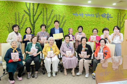 두 번째 책 발간한 '순천 소녀시대' 할머니들[순천시 제공. 재판매 및 DB 금지]