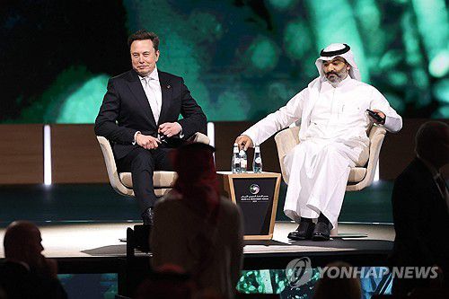 일론 머스크 테슬라 최고경영자(왼쪽)[리야드 AFP=연합뉴스]