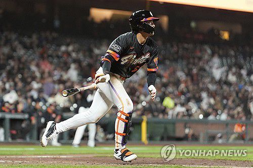 홈런을 치고 타구를 눈으로 좇는 샌프란시스코 이정후[AP=연합뉴스]