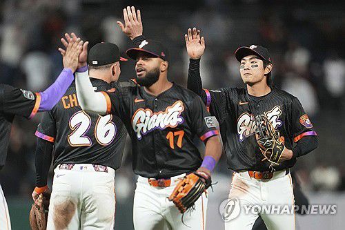승리 후 동료들과 하이 파이브 하는 이정후[AP=연합뉴스]