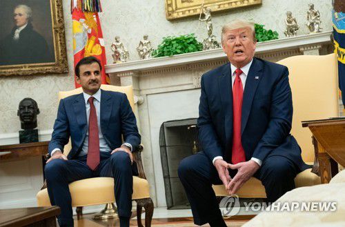 셰이크 타밈 빈 하마드 알 사니 카타르 국왕(좌측)과 도널드 트럼프 대통령[EPA 연합뉴스 자료사진]