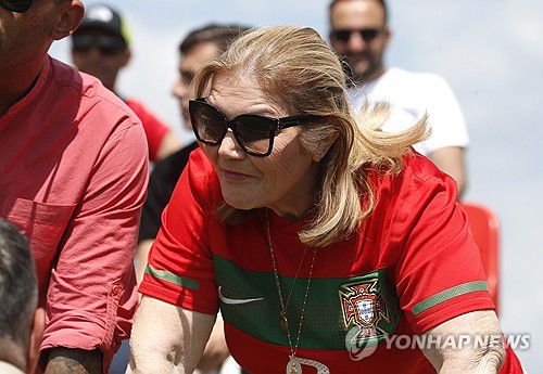 경기를 지켜보는 호날두 주니어의 할머니 마리아 돌로레스 아베이루.[EPA=연합뉴스]