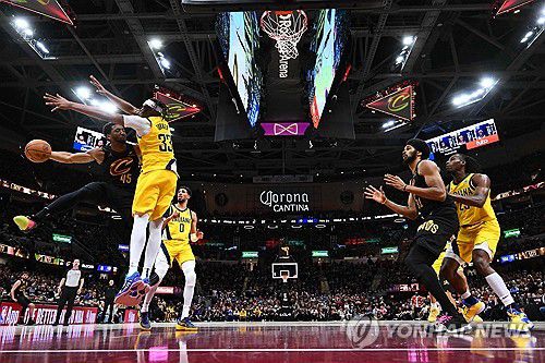 도너번 미첼을 막는 인디애나 선수들[Getty Images via AFP=연합뉴스. 재판매 및 DB 금지]