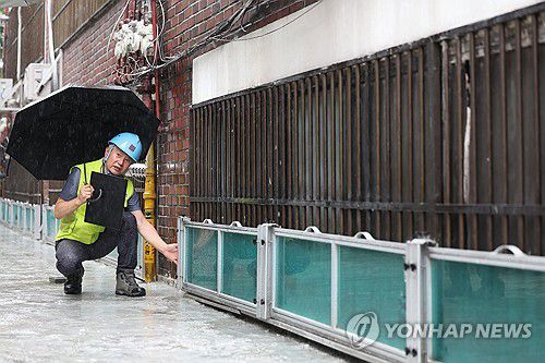 서울시, 장마철 침수 우려 반지하 긴급 점검(서울=연합뉴스) 신현우 기자 = 8일 서울 관악구 한 주택가에서 서울시건축사회 소속 건축사들이 침수 우려 반지하 가구를 점검하며 취재진에게 관련 내용을 설명하고 있다.     서울시는 침수 방지시설 설치가 필요한 반지하 2만8천여 가구 가운데 최우선 관리 대상인 1만5천여 가구에 대해 이날부터 10일간 긴급 점검을 벌인다고 밝힌 바 있다. 2024.7.8 nowwego@yna.co.kr