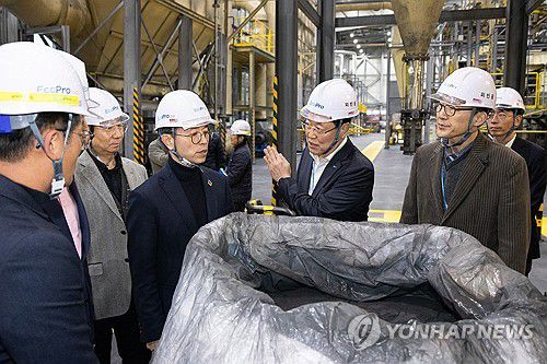 김완섭 환경부 장관이 7일 경북 포항시 에코프로 포항캠퍼스와 에코프로씨엔지에서 배터리 재활용 공정을 살펴보고 있다. 2025.3.7 [환경부 제공. 재판매 및 DB 금지]