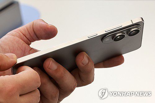 갤럭시 S25 엣지 살펴보는 취재진(서울=연합뉴스) 신현우 기자 = 13일 삼성전자 초슬림형 스마트폰 '갤럭시 S25 엣지' 미디어 브리핑이 열린 서울 삼성 강남에서 취재진이 갤럭시 S25 엣지를 살펴보고 있다. 2025.5.13 nowwego@yna.co.kr