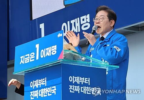 '보수 텃밭' 찾아 지지 호소하는 이재명 후보(구미=연합뉴스) 김주성 기자 = 더불어민주당 이재명 대선 후보가 '보수의 텃밭'으로 불리는 대구·경북(TK) 지역 유세에 나선 13일 경북 구미시 구미역광장에서 시민들에게 지지를 호소하고 있다. 2025.5.13 [공동취재] utzza@yna.co.kr