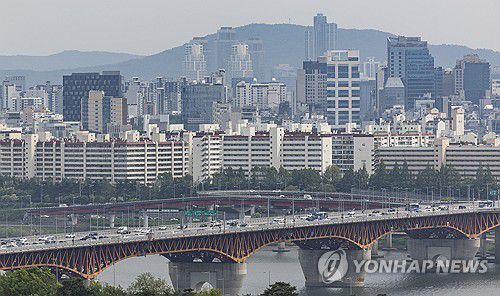 서울 아파트 단지 (서울=연합뉴스) 황광모 기자 = 사진은 13일 서울 응봉산에서 바라온 강남구 압구정동, 청담동 일대 아파트 단지의 모습. 2025.5.13 hkmpooh@yna.co.kr