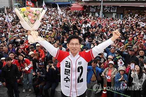 부산 자갈치 시장에서 유세하는 김문수 후보(부산=연합뉴스) 박동주 기자 = 국민의힘 김문수 대선 후보가 13일 부산 자갈치 시장에서 유세를 하고 있다. 2025.5.13 [공동취재] pdj6635@yna.co.kr
