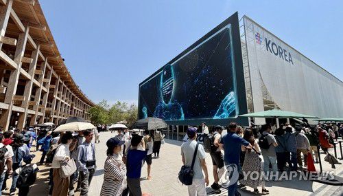 오사카 엑스포, 한국에 쏠린 시선(오사카=연합뉴스) 차대운 기자 = 13일 일본 오사카에서 개최 중인 '2025 오사카 간사이 엑스포' 한국관 앞에서 관람객들이 줄을 지어 입장을 기다리고 있다. 한국관은 다른 나라 국가관과 달리 전면을 대형 LED 미디어파사드 화면으로 덮은 것이 특징이다. 2025.5.13 cha@yna.co.kr
