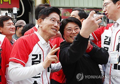 진주중앙시장 방문한 김문수 후보(진주=연합뉴스) 박동주 기자 = 국민의힘 김문수 대선 후보가 14일 경남 진주시 진주중앙시장을 방문하고 있다. 2025.5.14 [공동취재] pdj6635@yna.co.kr