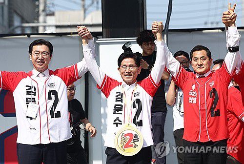 진주광미사거리에서 유세하는 김문수 후보(진주=연합뉴스) 박동주 기자 = 국민의힘 김문수 대선 후보가 14일 경남 진주시 진주광미사거리에서 유세를 하고 있다. 2025.5.14 [공동취재] pdj6635@yna.co.kr