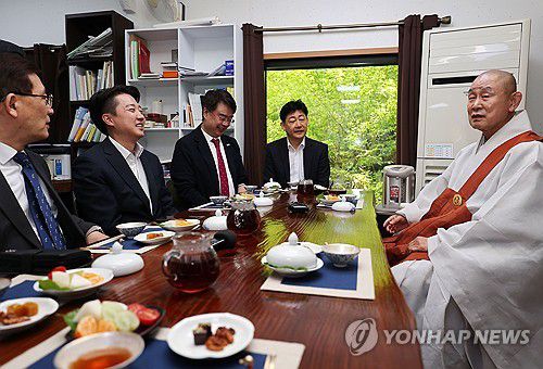종교인 간담회 가지는 이준석 대선 후보(부산=연합뉴스) 류영석 기자 = 개혁신당 이준석 대선 후보가 14일 부산 금정구 범어사 안양암에서 국제종교연합 이사장을 맡고 있는 대종사 정여 방장스님, 전국기독교총연합 대표회장인 임영문 목사 등과 간담회를 하고 있다. 2025.5.14     ondolyna.co.kr