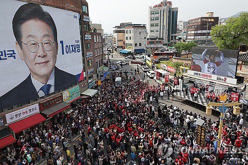 밀양 유세하는 김문수 후보(밀양=연합뉴스) 박동주 기자 = 국민의힘 김문수 대선 후보가 14일 경남 밀양시 밀양관아앞에서 유세하고 있다. 2025.5.14 pdj6635@yna.co.kr