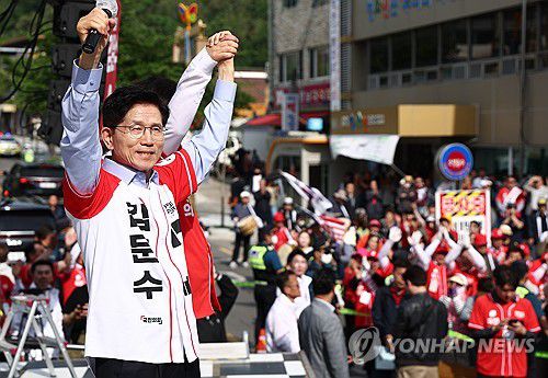 김문수 후보, 밀양관아앞 유세(밀양=연합뉴스) 박동주 기자 = 국민의힘 김문수 대선 후보가 14일 경남 밀양시 밀양관아앞에서 유세하고 있다. 2025.5.14 [공동취재] pdj6635@yna.co.kr