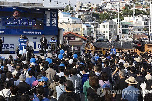 통영 유세에서 연설하는 이재명 후보(통영=연합뉴스) 황광모 기자 = 더불어민주당 이재명 대선후보가 14일 경남 통영시 강구안 문화마당에서 열린 유세에 참석해 지지를 호소하는 연설을 하고 있다. 2025.5.14 hkmpooh@yna.co.kr