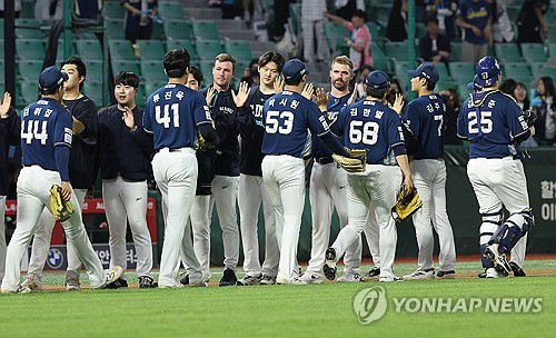 6-3 승리 거둔 NC(인천=연합뉴스) 김성민 기자 = 14일 인천 SSG랜더스필드에서 열린 프로야구 2025 신한 SOL 뱅크 KBO리그 NC 다이노스와 SSG 랜더스의 경기. 6-3으로 승리를 거둔 NC 선수들이 기뻐하고 있다. 2025.5.14 ksm7976@yna.co.kr