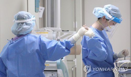 엔데믹 앞둔 간호사들의 '하이파이브'[연합뉴스 자료사진]