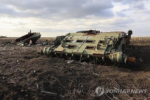 우크라이나 하르키우 들판에 있는 탱크 잔해[EPA 연합뉴스 자료사진. 재판매 및 DB 금지]