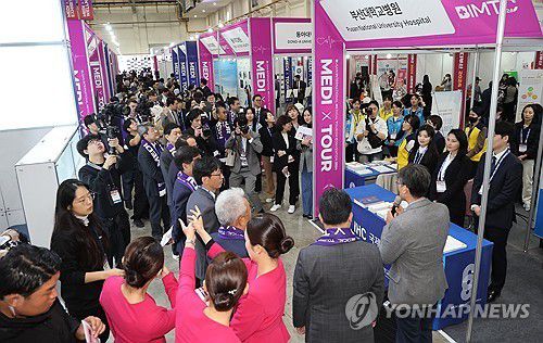 '2024 부산국제의료관광컨벤션' 개막(부산=연합뉴스) 강선배 기자 = 8일 부산 해운대구 벡스코 제1전시장에서 열린 '2024 부산국제의료관광컨벤션'에서 참석 내빈들이 부산대학교병원 부스를 둘러보며 관계자의 설명을 듣고 있다.     이틀간 진행되는 이번 전시행사는 18개국 80개 업체가 200여개 부스 규모로 참여해 전시회, 국제학술행사 및 세미나, 해외 구매자 사업 상담회 등을 진행한다. 2024.11.8      sbkang@yna.co.kr (끝)