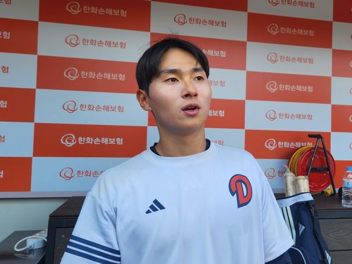 인터뷰하는 두산 임종성(대전=연합뉴스) 하남직 기자 = 두산 내야수 임종성이 15일 대전 한화생명 볼파크에서 취재진과 인터뷰하고 있다.