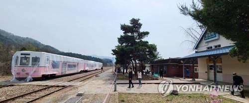 원주 옛 반곡역에 정차한 관광열차[연합뉴스 자료사진]